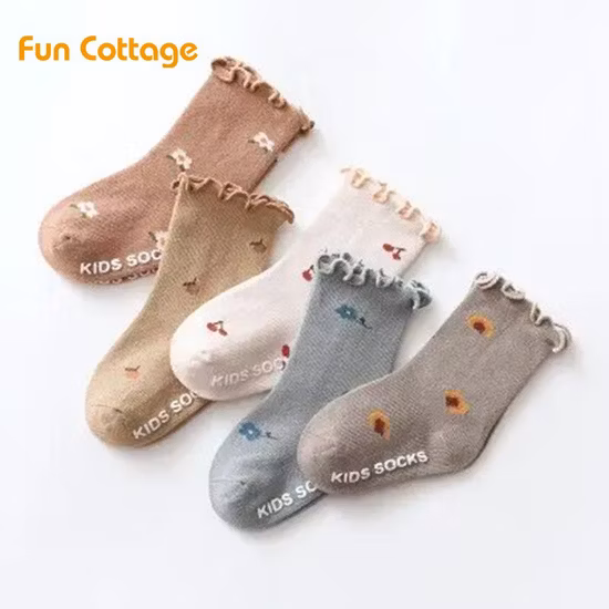 Los calcetines infantiles acanalados lindos respirables al por mayor del bebé fijaron calcetines coloridos del volante de los niños del algodón